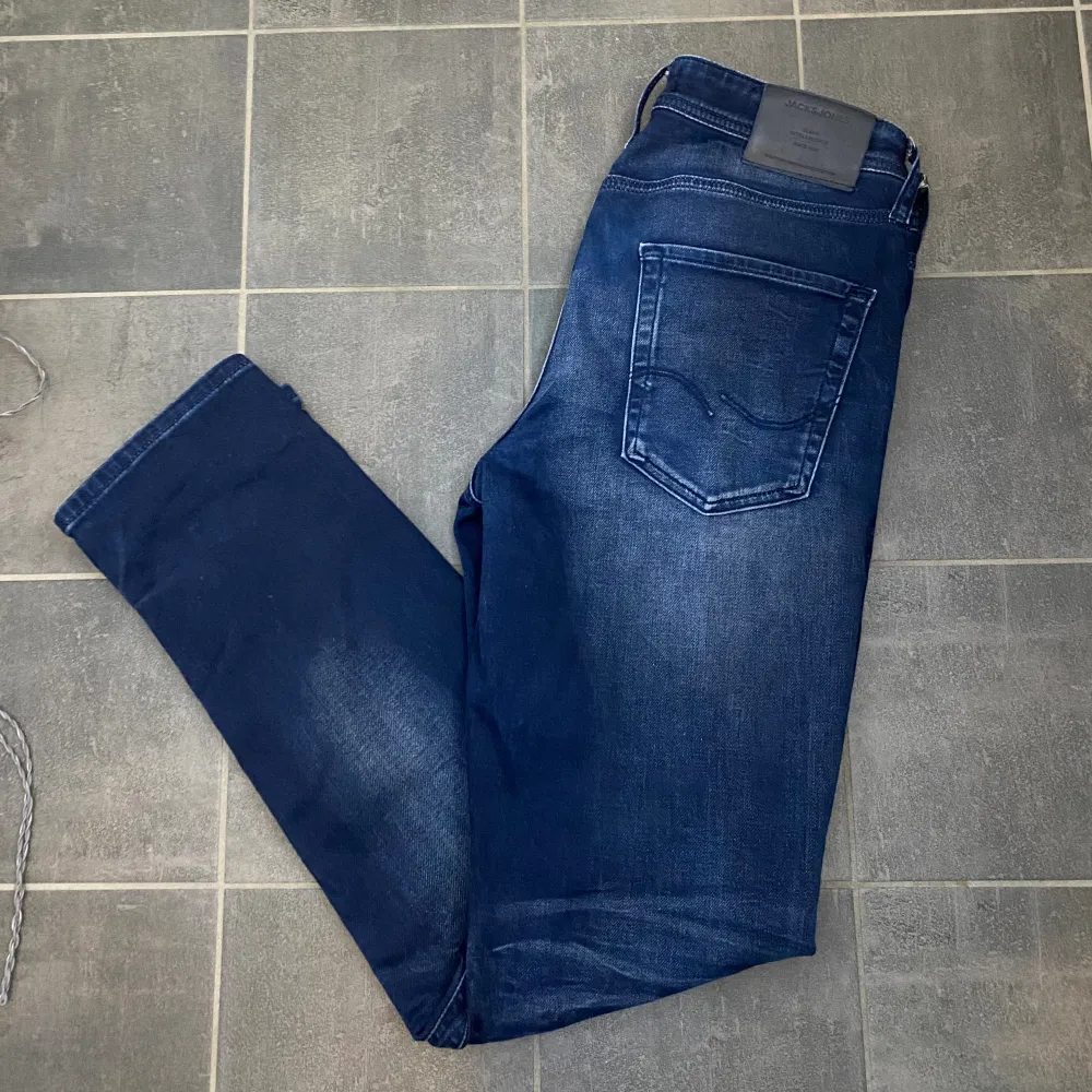 Tja! Jag säljer ett par riktigt feta Jack and Jones jeans i storleken W29/L32. Skick 9/10 använda Max 15 gånger. Nypris 899kr❌mitt pris 325kr✅ hör av dig om du har några frågor eller funderingar, pris kan diskuteras vid snabb affär. Kan byta😁. Jeans & Byxor.