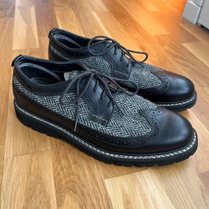 TIMBERLAND Brogue Oxford - Nypris 1599kr. Endast använda en gång. Läder + Harris Tweed.