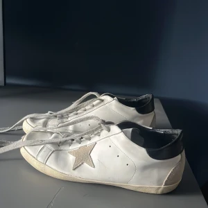 Golden Goose skor - Säljer nu mina feta golden goose skor då de är för små för mig. Skorna är i storlek 42 och är i bra skick. 8/10 skick. Har haft skorna i cirka 2 månader. Pris kan diskuteras. Skriv vid minsta funderingar. Mvh Adam!