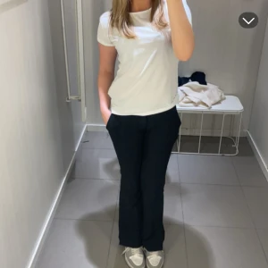 Svarta kostymbyxor  - Säljer ett par svarta kostym byxor i bootcut-stil. De är Lågmidjade och har en snygg passform. Är i storlek 36 i modellen petit och passar mig som är 168.