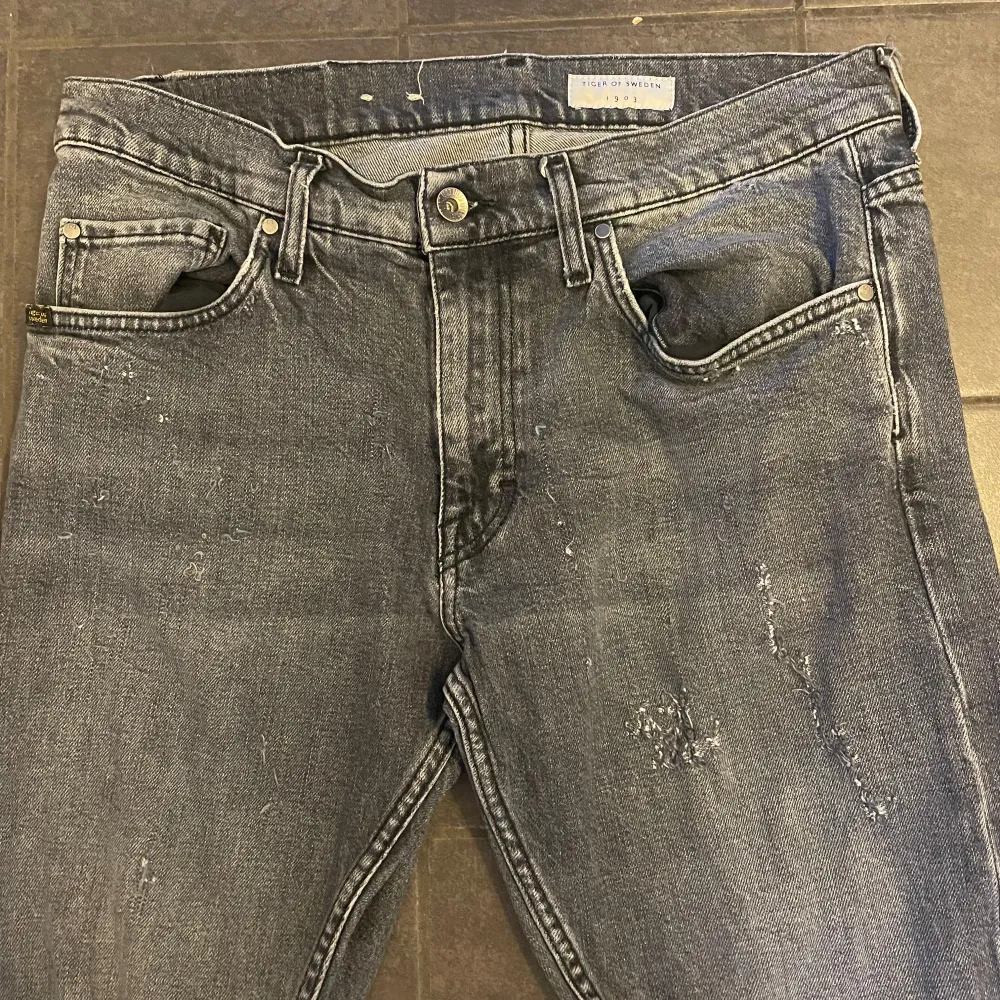 Ett par tiger of Sweden jeans som är köpta i Stockholm. Nypris 1699 nk. Skick 9,5 av 10, använda 3 gånger. Storlek 31:32. Bara att skriva ifall du har frågor! . Jeans & Byxor.