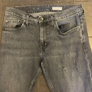 Tiger of Sweden jeans - Ett par tiger of Sweden jeans som är köpta i Stockholm. Nypris 1699 nk. Skick 9,5 av 10, använda 3 gånger. Storlek 31:32. Bara att skriva ifall du har frågor! 