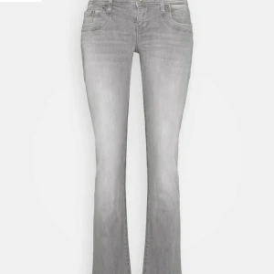 Grå ltb jeans - Funderar på att sälja mina älskade gråa jeans från LTB. Byxorna är mycket populära och eftertraktade. Passar mig som har S/M i byxor. Finns en defekt som fanns där när jag fick hem paketet. Kom privat för fler bilder o hör av dig innan du köper🥰