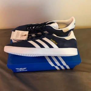 Adidas GAZELLE - Helt nya adidas GAZELLE i storlek 44 men passar även 43
