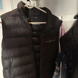 Sail racing väst - Bra skick, sparsamt använd. Säljer eftersom den är för liten för mig.  Pris går att diskutera vid snabb affär.