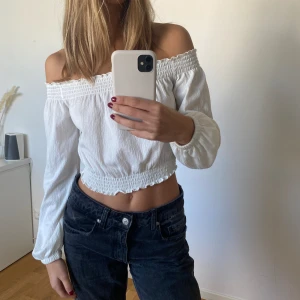 Off-shoulder topp  - Säljer denna vita off-shoulder topp då den inte används. Fint skick men används 🤍 Storlek Xs från H&M divided