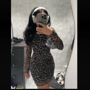 Klänning med leopard möbster - Super fin och bekväm klänning med öppen rygg. Passar både för en utekväll eller när man bara vill klä upp sig lite mer. Aldrig använd!