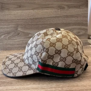 Gucci keps äkta - Säljer nu min gucci keps självklart är den äkta har tyvärr inget kvitto men kan skicka bilder så att man ser att den är äkta. 