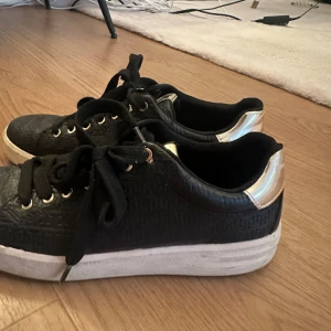 Sneakers  - Svarta sneakers med vit sula. Inte använda särskilt mycket. Går att rengöra de vita på skorna väldigt lätt.