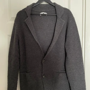 Cardigan  - Skit snygg cardigan med skick 9/10, använd fåtal gånger och passar till det mesta. Storlek är S men sitter som M, skriv mig minsta fråga eller fundering!!