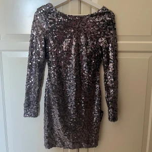 Paljettklänning med öppen rygg - Helt ny paljettklänning med öppen rygg från Nelly🪩Prislapp kvar o pris kan diskuteras😊