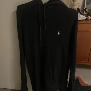 Stickad RL hoodie i size L, passar bra på mig som är ca 185. Gottskick. Vid frågor är det bara att höra av sig ! Allt gott 🙌