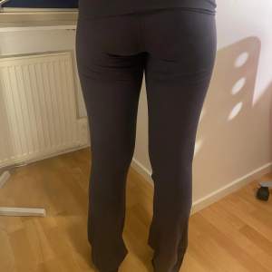 Jag säljer snygga yoga pants från Gina Tricot och kommer ner till hälen på mig som är 176 cm. (Tjejen på bilden är 168). Byxorna har ett litet hål som man enkelt kan sy om! Pris kan diskuteras! 