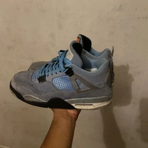 Jordan 4  - Säljer nu ett par feta Jordan 4 university blue, använda ett par gånger, skulle säga skick 6/10, priset är inte i hugget så det går att diskutera, skriv vid fler frågor