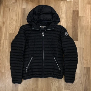 Colmar, dam jacka - Colmar slim fit down jacket i färgen svart, Perfekt nu till hösten men även vintern 🍁❄️ Den är nästa helt oanvänd då den har blivit använd två till tre gånger!! Skick (10/10)  Det är bara att skriva om du har några frågor, Jag svarar snabbt!🙌🏻😊