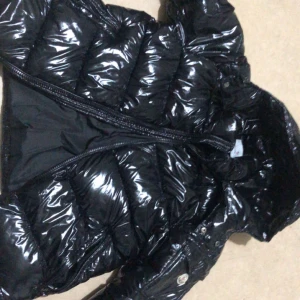 Maya Moncler jacka - Fet moncler vinter och höst jacka. Perfekt för den kyliga vintern som kommer. Skicket e använd och har inga skador förutom att animationen saknas vid insidan av jackan. Annars är den som ny
