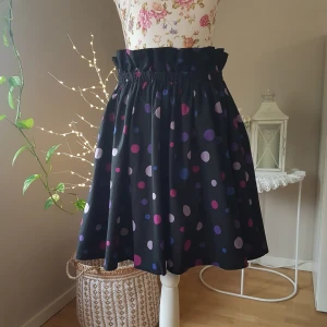 NY Prickig paperbag-kjol med fickor - Puffig, knälång bomullskjol. Ny med lapp. Dolda fickor, cirkelvidd & mycket töjig resårmidja. (Har en till i S) ~ STOR rensning & klänningsbonanza i min shop ~ Välj 5 för 100kr oavsett pris, skicka medd/lämna som prisförslag (gäller där det står) ~