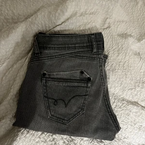 Gråa lågmidjade bootcut jeans  - Säljer dessa jeans som jag köpte här på plick! Dom är utsydda till bootcut, på vissa ställen kan man se att det är sytt hemma men om man vill kan man sy iordning så det inte är massa sömmar som sticker ut🩷skriv privat om du har någon fråga🫶W24 L32/34