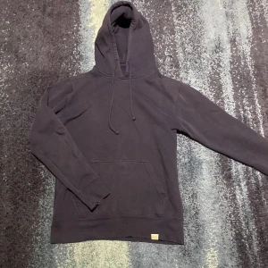 Pull&bear hoodie - En marinblå hoodie från pull&bear i storlek S. Skick 6/10 lite urtvättad. Skriv vid minsta fundering!!