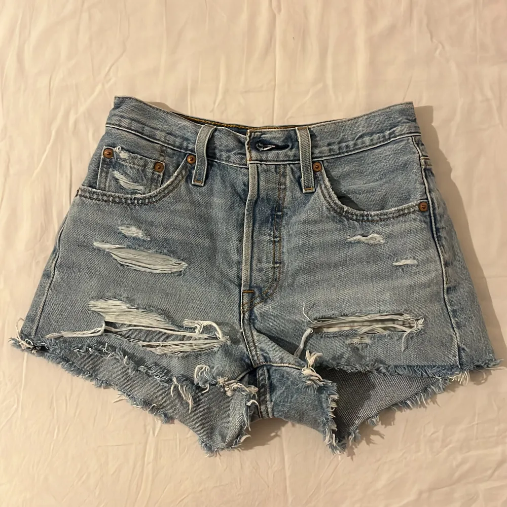 Helt ovanvända shorts från levis i modellen 501. Midjemåttet tvärs över är 34 cm och de är i storlek W24. Hör av er om ni har frågor🩷. Shorts.