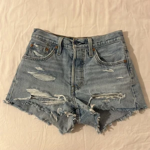 Levis shorts  - Helt ovanvända shorts från levis i modellen 501. Midjemåttet tvärs över är 34 cm och de är i storlek W24. Hör av er om ni har frågor🩷