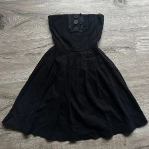 Svart klänning - super söt svart klänning!! fint skick 💋