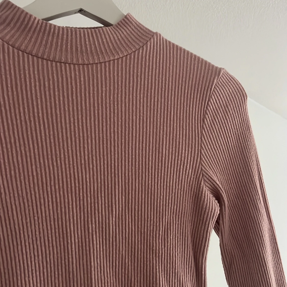 Rosa ribbad tröja - 90