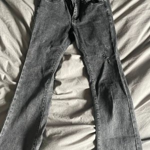 Jeans  - Knappt använda men med en liten skada (bild 2) 
