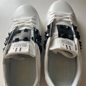 Valentino skor  - INTRESSEKOLL på mina valentino skor! Inte säker på om jag vill sälja så tänkte bara kolla intresset. Dom är i storlek 37💕 