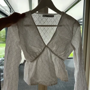 Vit blus - Vit blus med v-ringning❤️