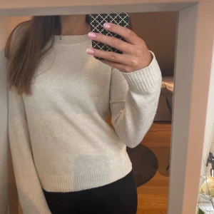 Stickad tröja - Stickad tröja från Veromoda, använd några gånger men fortfarande i fint skick💓Se materialet på bild 4