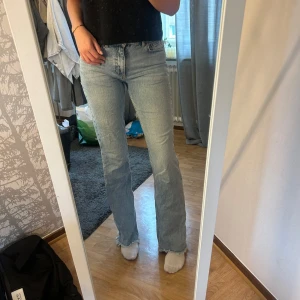 Gina tricot flared jeans - Midwaist jeans från Gina tricot i flare/bootcut modell😩