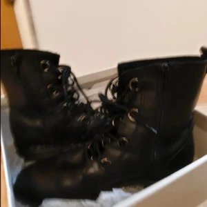 Svarta stövlar  - I bra skik 