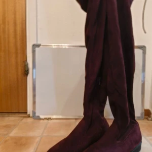 Överknästövlar  - Används ett par gånger som ny. I vindrödfärg 