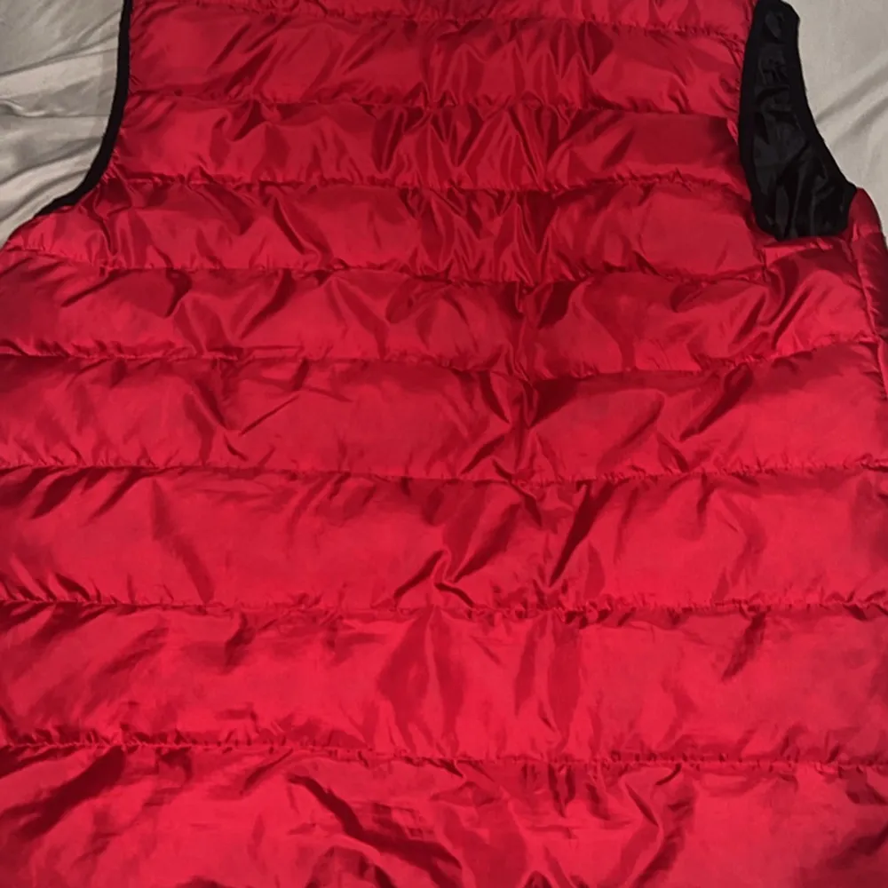 Moncler röd väst har använt i bara 1 månad. T-paidat.