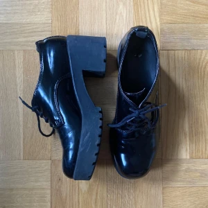 Svarta platåskor med snörning - Snygga svarta skor! Det står storlek 40 men de passar mig som har storlek 39! De är i använt men gott skick, vilket syns på bilderna :)