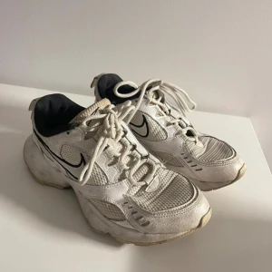 Nike sneakers  - Storlek 38 Bra använt skick Går nog att tvätta för att få dom ännu vitare  Snygg och skön sko  Från Nike 💗