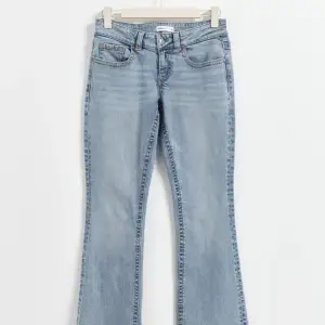 Slutsålda Y2K Bootcut jeans från Gina Tricot. Storlek 34. Absolut inga defekter och inte använda alls. De är som helt nya🥰 