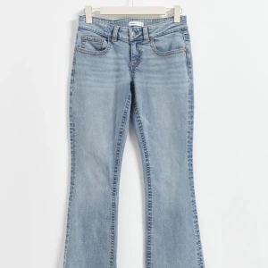 Bootcut jeans - Slutsålda Y2K Bootcut jeans från Gina Tricot. Storlek 34. Absolut inga defekter och inte använda alls. De är som helt nya🥰 