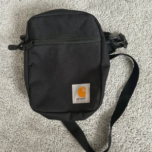 Carhartt väska - En carhartt magväska från p@ndabuy, använd max två gånger och har inga defekter alls. Tveka inte vid frågor!