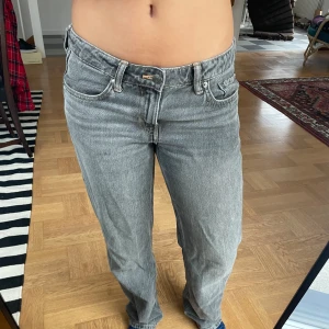 low waist jeans - Säljer mina grå arrow jeans ifrån weekday! väldigt bra skick!💕 midje/höftmått: 88cm innerbenslängd: 80cm