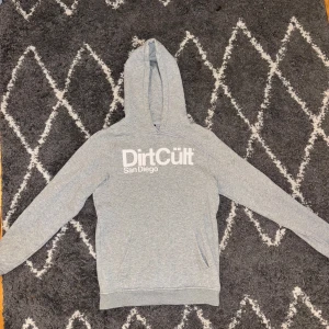 Grå DirtCült hoodie  - En jätte fin dirtcült hoodie.  Storlek S 