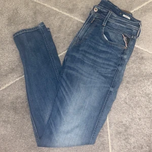 Replay anbass jeans - Replay anbass jeans gott skick. Storlek W30 L32 jeansen säljs då dom har blivit för små pris ej hugget i sten 🪨 