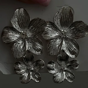 Silver örhängen - Säljer dessa superfina oanvända örhängena ifrån Glitter, säljer då de aldrig kommit till användning eftersom jag inte använder silversmycken 💖