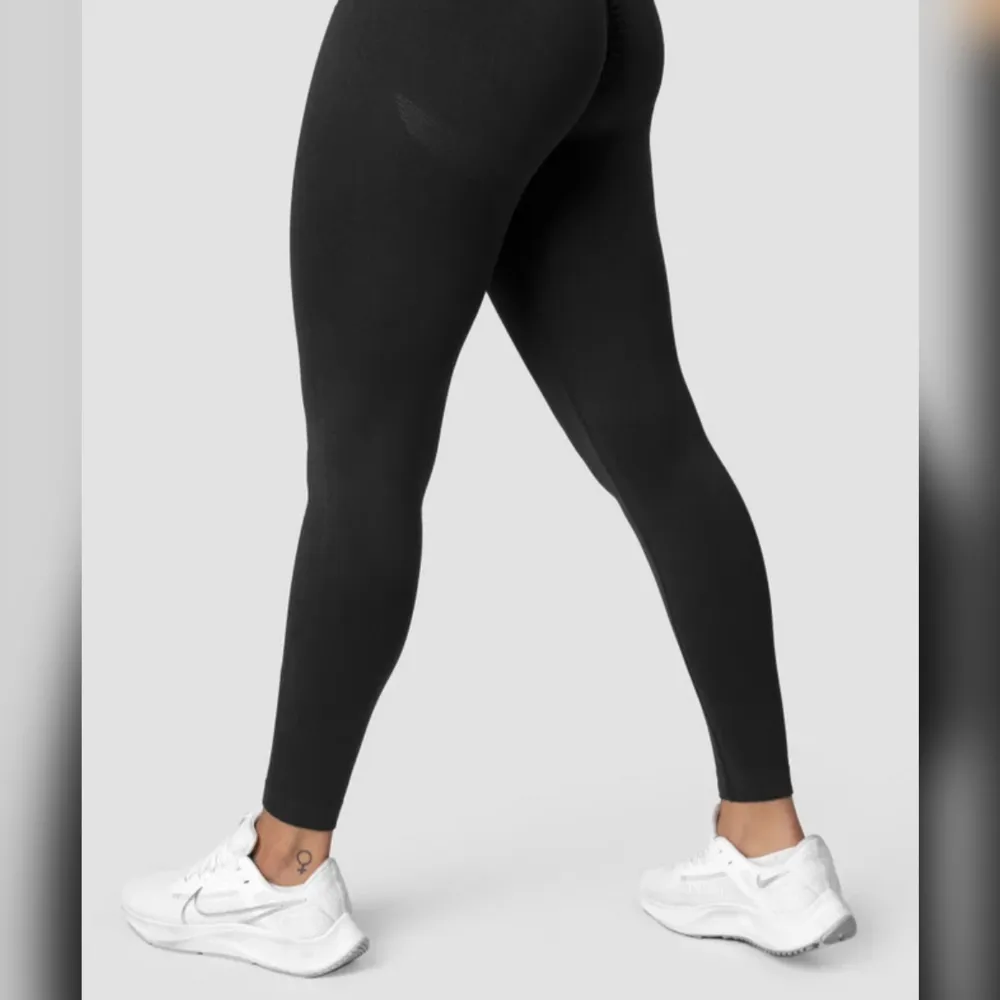 ICANIWILL - Scrunch Seamless Tights Black strl L  Skönaste tightsen jag haft med bra stretch. Använd endast 2-3 gånger, pga förstora💔. Sportswear.