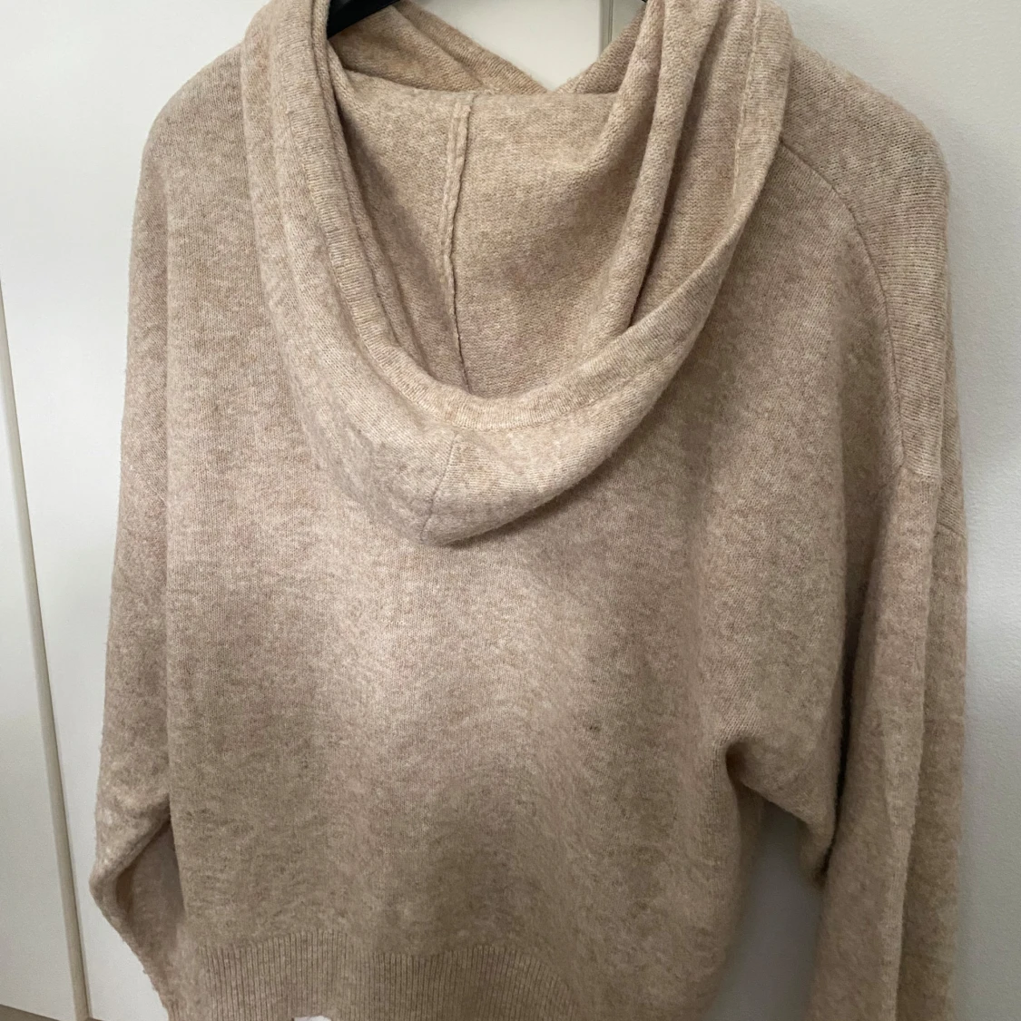 Stickad beige hoodie  - 90