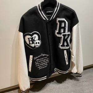 Versity Jacka  - Varsitt jacka från Aelfric Eden. Använd 2-3 gånger.