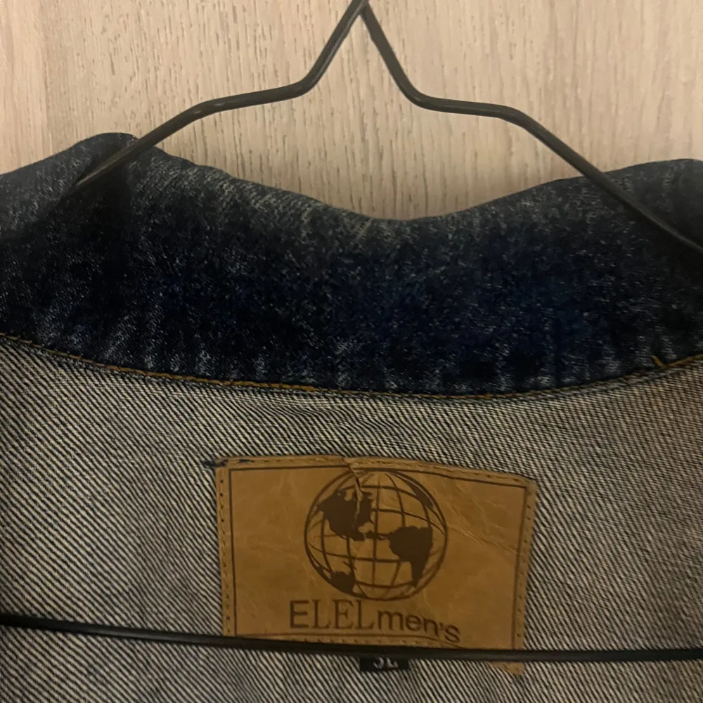 Skön jeans jacka som har lite mer vintage stil, Sitter bra på mig med M funkar för S också beror på hur man vill att den sitter . Jackor.