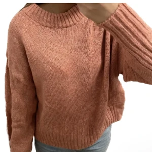 Rostfärgad stickad tröja - Säljer en supermysig rosa stickad tröja. Endast använd 1 gång! Pris ej förhandlingsbart då den kostade 699 originalpris och ej finns att köpa längre 🩷En XS men passar även S