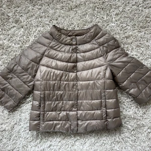 Herno liknande jacka / Trekvartsärmad jacka  - Så fin jacka med Trekvartsärm, storlek s. Färgen är beige/grå ish. Sluts med dragkedja och eller knappar. Storlek s men passar xs-m. Köp sker via köp nu, jag postar inom 24h. Kvar tills markerad såld 